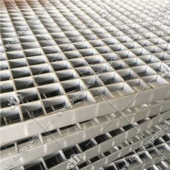 Acélrács az emelvényhez és a sétányhoz